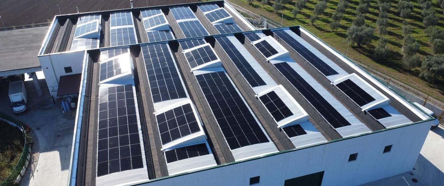 Tetti fotovoltaici della piattaforma Ecosumma di Francolise visti dall'alto