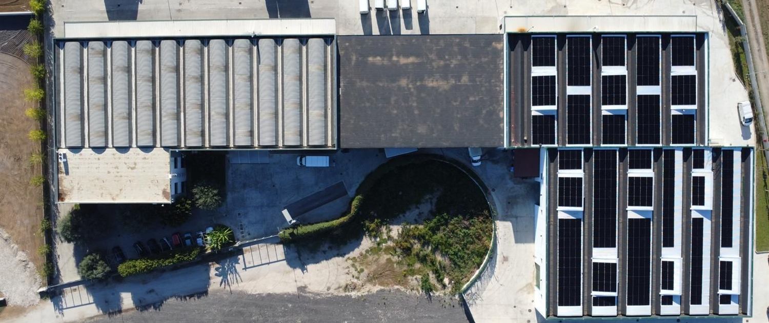 La piattaforma Ecosumma di Francolise vista dall'alto: a destra i capannoni con i pannelli fotovoltaici sui tetti