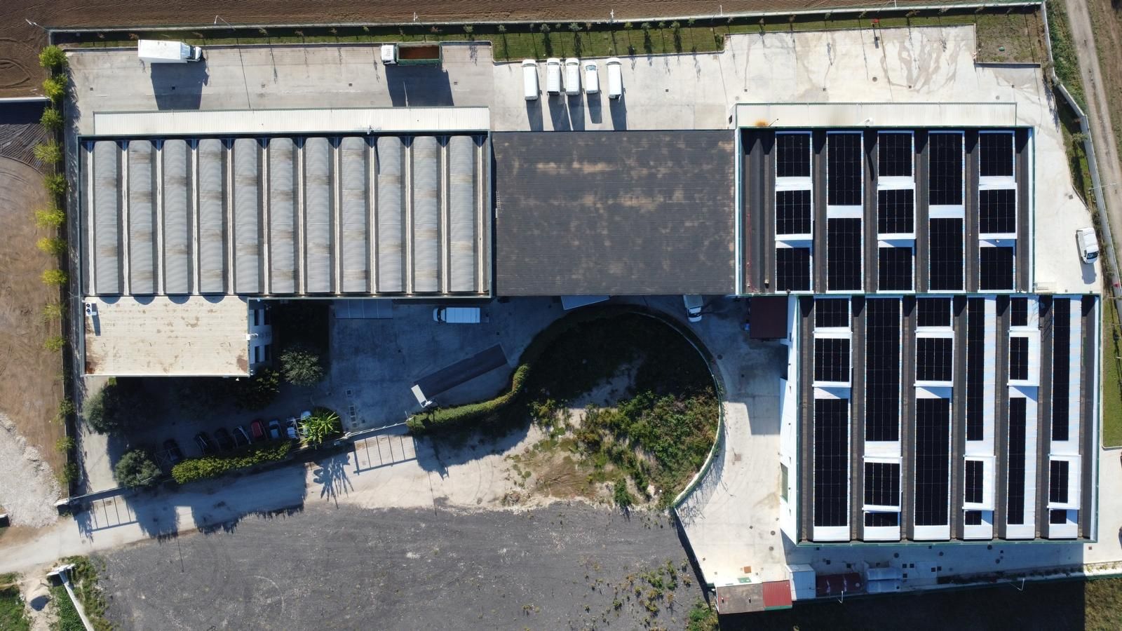 La piattaforma Ecosumma di Francolise vista dall'alto: a destra i capannoni con i pannelli fotovoltaici sui tetti